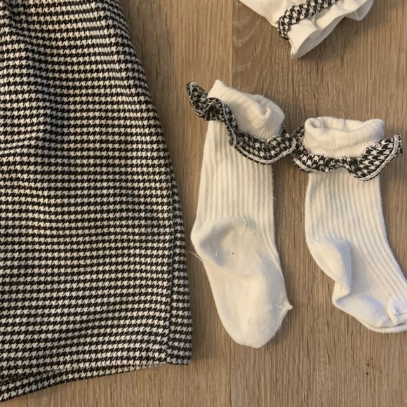 Max Studio Girl's Size 4T Black & White Checked Jumped Set With Matching Socks - Picture 6 of 9